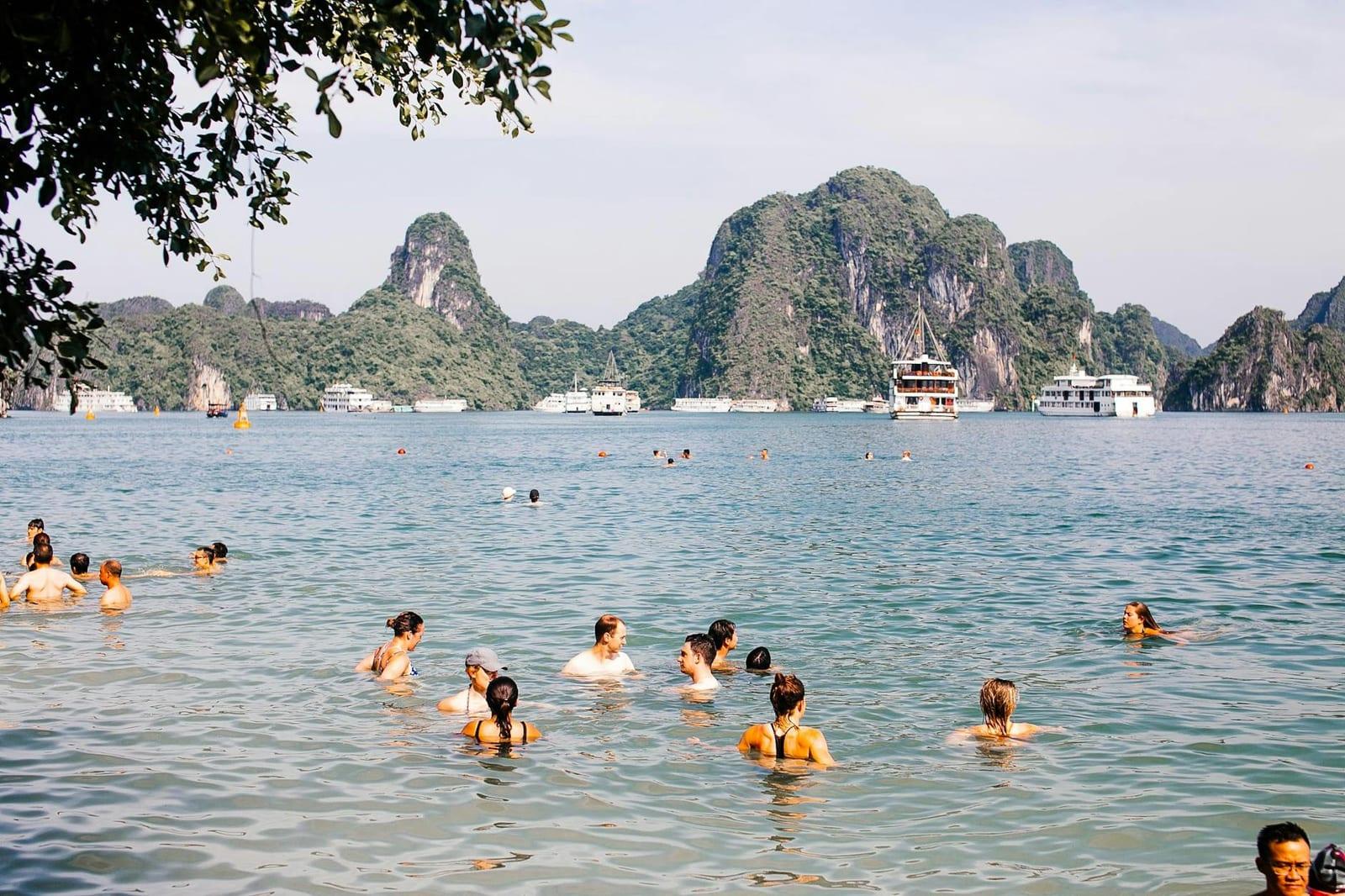Cruise Ha Long Bay overnight, Vietnam