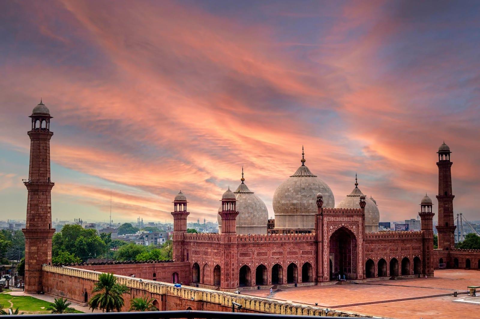 Lahore's Badshahi mosque at dusk, Pakistan