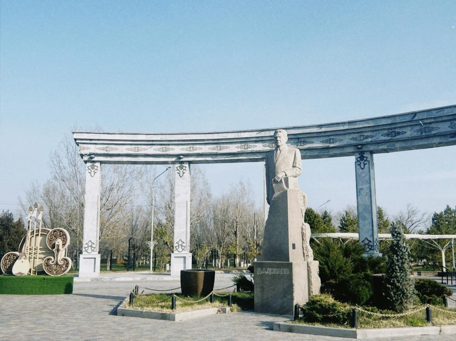Monument of Neutrality, Turkmenistan