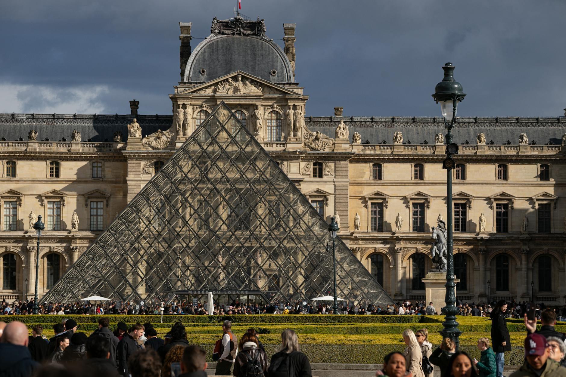 Le Louvre hero