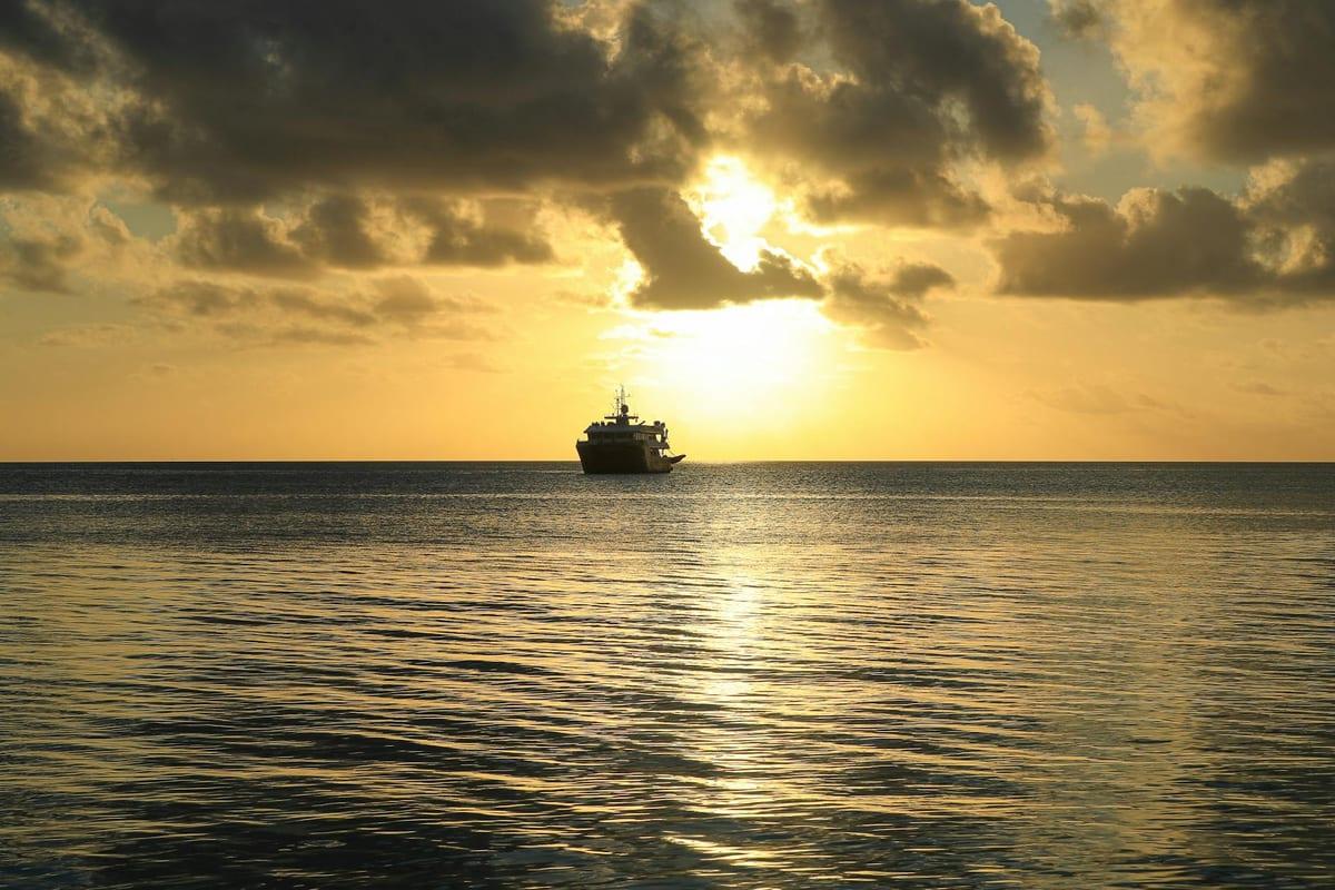 Tahiti — Sailing